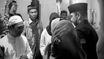 Potret Hitam Putih Raffi Ahmad dan Mama Amy Datangi Rumah Affan Kurniawan