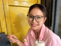 Gaya Rossa Dukung UMKM Jajan di Kaki Lima, Simpel Dengan Riasan Natural