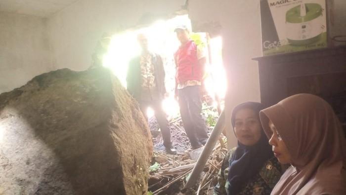 Rumah Atun yang rusak akibat diterjang longsor batu besar.
