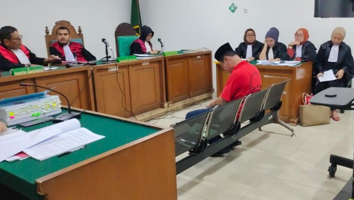 Sambil menangis terdakwa Syukri Zen memohon keringanan hukuman kepada majelis hakim.