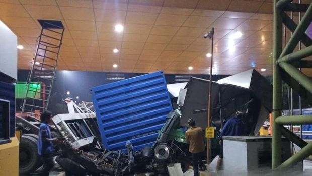 Sebuah truk menabrak Gerbang Tol Ciawi 2. (Dok. Jasa Marga)