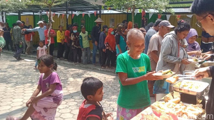 Situasi di Warung Si Jum  Jalan Dr Wahidin Sudirohusodo Klaten, Kamis (4/9/2025). Warung ini tiap hari menggratiskan 170 porsi makanan.
