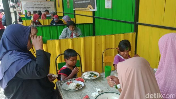 Situasi di Warung Si Jum  Jalan Dr Wahidin Sudirohusodo Klaten, Kamis (4/9/2025). Warung ini tiap hari menggratiskan 170 porsi makanan.