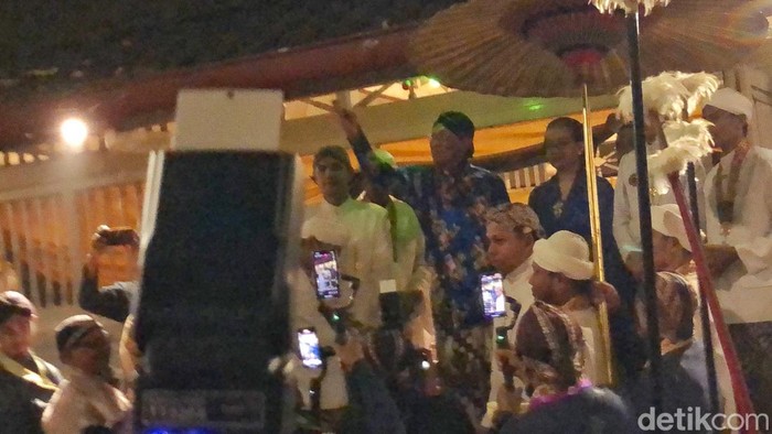 Raja Keraton Jogja, Sri Sultan Hamengku Buwono X, saat menyebarkan udhik-udhik di Masjid Gedhe Keraton Jogja, Kamis (4/9/2025).