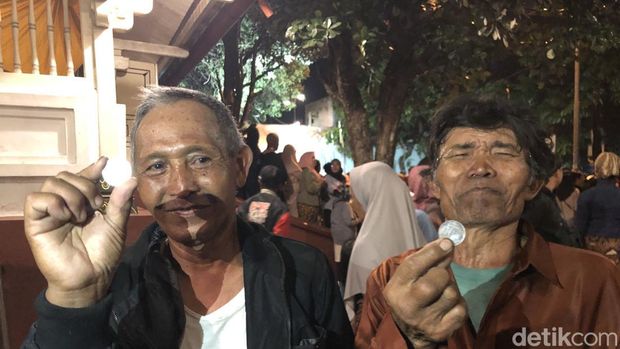Jari (kiri), warga Magelang, Jawa Tengah, yang beruntung mendapat udhik-udhik dari Sri Sultan Hamengku Buwono saat Hajad Dalem Sekaten Keraton Jogja, Kamis (4/9/2025).