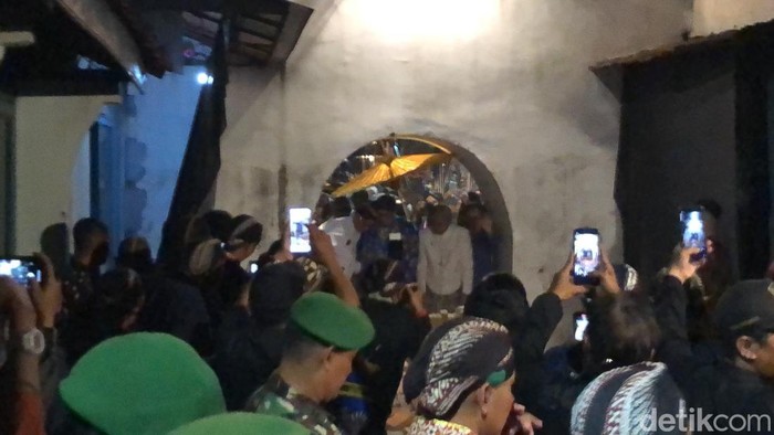 Sri Sultan Hamengku Buwono X saat prosesi Jejak Banon yang dilakukan tiap 8 tahun sekali dalam Hajad Dalem Sekaten di Masjid Gedhe Keraton Jogja, Kamis (4/9/2025) malam.