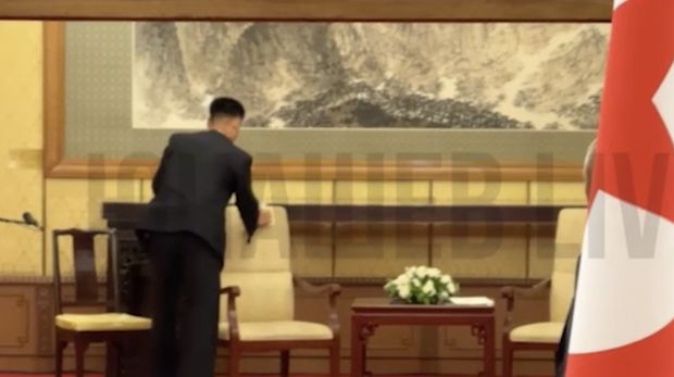 Seorang reporter Kremlin menangkap rekaman setelah pertemuan Vladimir Putin dengan Kim Jong Un, yang menunjukkan kursi pemimpin Korea Utara itu dibersihkan dengan teliti. (Telegram/Yunashev_Live)