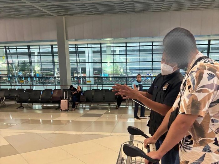 Seorang WNA berinisial BMA dideportasi ke Suriah akibat membuat onar dan melakukan tindakan membahayakan di salah satu hotel kawasan Kalibata, Jaksel. (dok Imigrasi Jaksel)