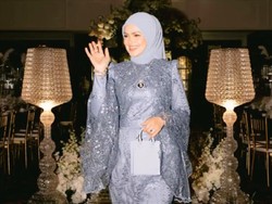 8 Gaya Siti Nurhaliza di Pernikahan Anak Sambung, Bergaun Lace Biru Keabuan