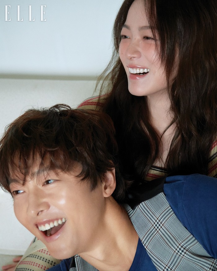 Song Joong Ki dan Chun Woo Hee pemotretan buat majalah ELLE Korea.