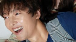 Foto Song Joong Ki Bikin Geger, Dikira Bareng Song Hye Kyo