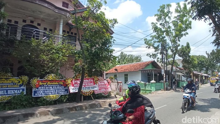 Suasana di sekitar TKP penemuan lima jenazah di sebuah rumah di Kabupaten Indramayu