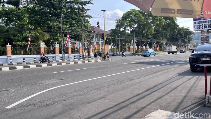 Suasana simpang tiga UIN Sunan Kalijaga tempat pengemis pura-pura cacat yang viral di media sosial, Kamis (4/9/2025).