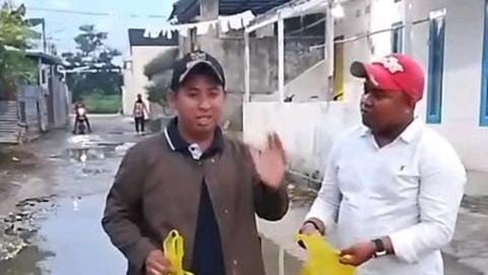 Tangkap layar video warga tebar lele di jalan rusak di Palembang.