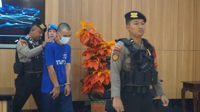 Tersangka pencabulan terhadap siswi SD dihadirkan saat konferensi pers di Mapolres Purbalingga, Kamis (4/9/2025).
