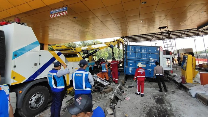 Tiga gardu di Gerbang Tol (GT) Ciawi 2 rusak usai ditabrak truk kontainer rem blong. Ketiga gardu belum beroperasi malam ini karena masih proses perbaikan (dok Jasamarga)
