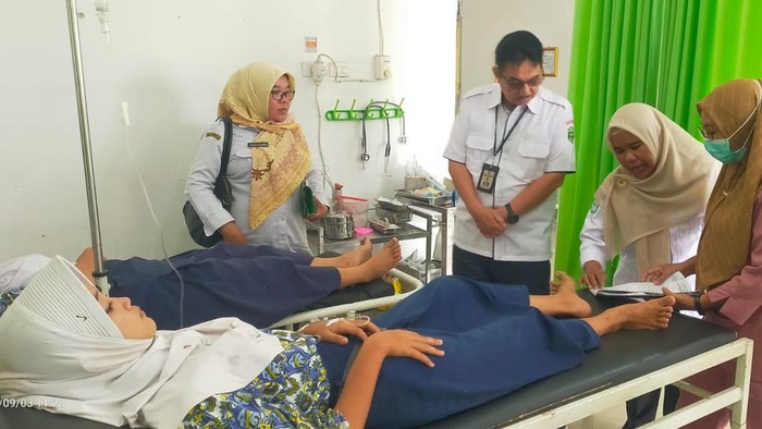 Tim Dinkes Sumsel meninjau siswa diduga keracunan di Puskesmas Pedamaran.