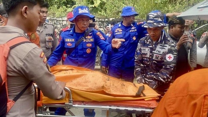 Tim SAR gabungan mengevakuasi potongan jasad dari kawasan hutan pegunungan di Posko 3 Desa Emil Baru, Kecamatan Mentewe, Tanah Bumbu, Kalsel, Kamis (4/9/2025). (ANTARA/Sujud Mariono)
