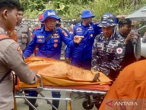 Tim SAR Evakuasi Potongan Jasad Korban Heli Jatuh di Kalsel