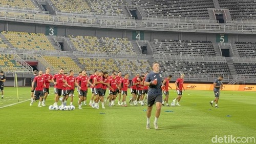 Timnas Indonesia melakukan official training di Stadion Gelora Bung Tomo (GBT), Surabaya