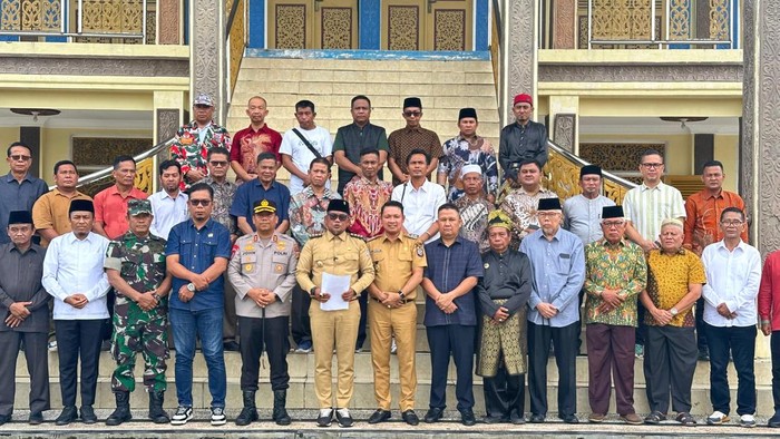 Tokoh adat dan masyarakat Kabupaten Pelalawan sepakat jaga keamanan bersama, Senin (1/9/2025).