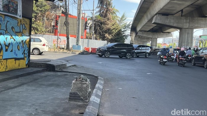 Traffic light atau lampu lalu lintas di sejumlah titik di Makassar rusak imbas demo ricuh.