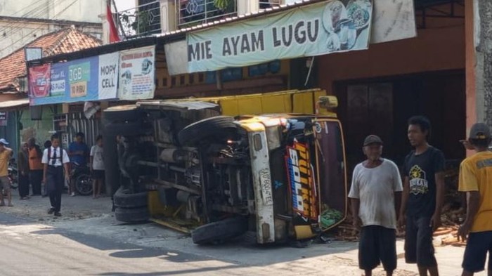 Truk angkutan ketela terguling di jalan raya Cawas - Pedan tabrak tembok warung mie ayam.