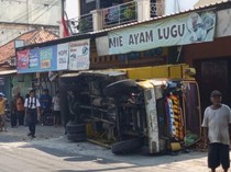 Truk Muatan Ketela Terguling Hantam Warung Mi Ayam di Trucuk Klaten