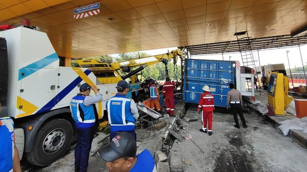 Truk kontainer terguling di GT Ciawi 2. (M Sholihin/detikcom)