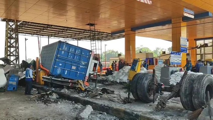 Truk kontainer terguling di GT Ciawi 2. (M Sholihin/detikcom)