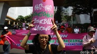 Massa membawa beragam poster tuntutan dan aspirasi.