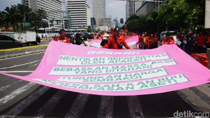 Unjuk Rasa Buruh di Patung Kuda, Suarakan Tuntutan Harga Murah dan Keadilan Sosial Massa aksi dari buruh, masyarakat sipil dan aktivis yang tergabung dalam Gerakan Buruh Bersama Rakyat (Gebrak) membentangkan poster dan spanduk tuntutan saat aksi damai kawasan Patung Kuda, Jl Thamrin, Jakarta, Kamis (4/9/2025). Aksi tersebut berlangsung tertib dengan berbagai tuntutan seperti bebaskan penahanan massa aksi, penurunan tarif pajak dan turunkan harga sembako.