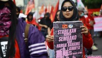 Aktivis perempuan turut menyuarakan penurunan harga sembako dalam aksi damai yang diwarnai orasi.