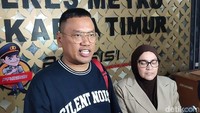 Uya Kuya muncul ke publik dan bicara usai rumahnya di kawasan Duren Sawit, Jakarta Timur dijarah. Ini baru pertama lagi saya keluar ketemu orang-orang ramai, kemarin saya sempat keluar diam-diam. Sekarang ini saya baru pertama kali berani untuk keluar yang ramai-ramai ketemu orang, kata Uya Kuya di Polres Jakarta Timur, Rabu (3/9/2025). Foto: Muhammad Ahsan Nurrijal/detikcom