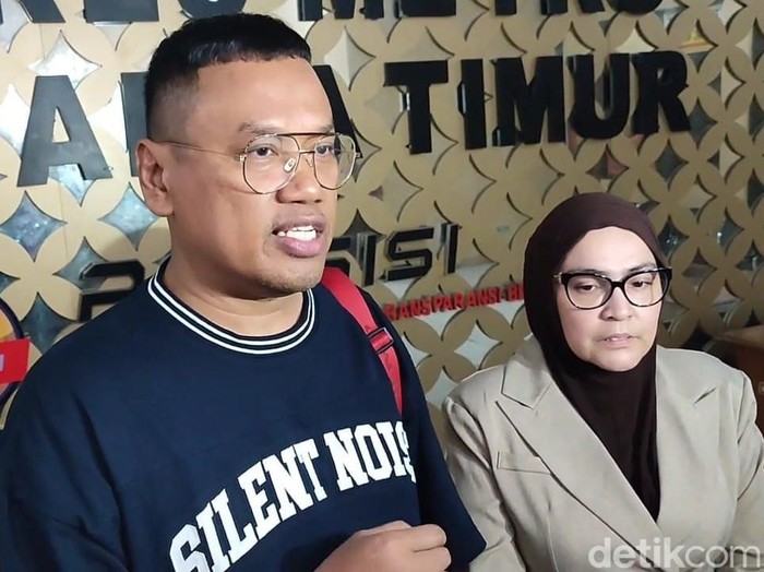 Uya Kuya dan istri, Astrid, di Polres Jakarta Timur, Rabu (3/9/2025).