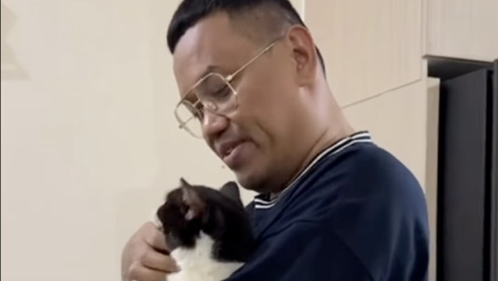 Uya Kuya bersama salah satu kucingnya, bernama Oreo, yang sudah kembali ke tangannya.