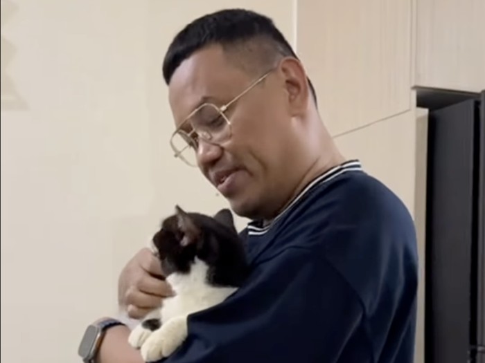 Uya Kuya Uya Kuya bersama salah satu kucingnya, bernama Oreo, yang sudah kembali ke tangannya.