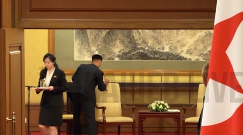 Viral rekaman staf Korut mengelap kursi Kim Jong-un setelah diduduki.