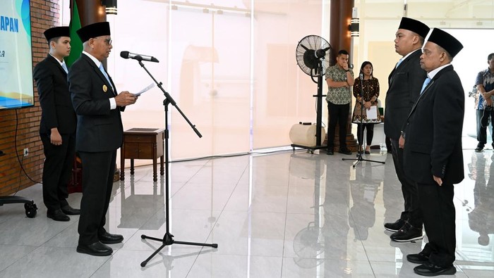 Wagubsu Surya melantik 2 Direktur BUMD milik Pemprov Sumut. (Foto: Dok. Diskominfo Sumut)