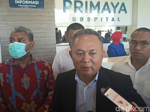 Wamen HAM Jenguk Satpol PP Budi Haryadi Korban Kebakaran Gedung DPRD Makassar