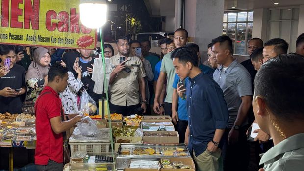 Wakil Presiden Gibran tinjau pasar kue subuh di Senen, Jakarta. (Dok. Istimewa)