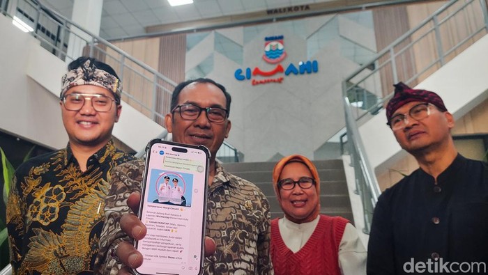 Wali Kota Cimahi menunjukkan layanan WA Mantap untuk segala kebutuhan