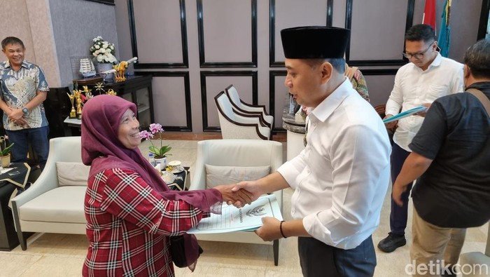 Walkot Surabaya Eri Cahyadi memberikan bantuan kepada salah satu pedagang yang warunnya rusak akibat kerusuhan pada 30 Agustus.
