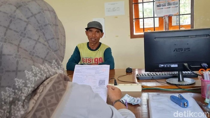 Warga Ponorogo Bayar PBB pakai Pisang Warga Ponorogo Bayar PBB pakai Pisang