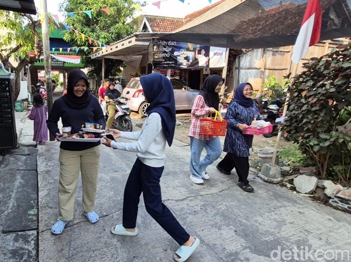 Warga saling berkunjung dan tukar makanan dalam tradisi weh-wehan sambut Maulud Nabi SAW di Kecamatan Kaliwungu, Kendal, Kamis (4/9/2025).
