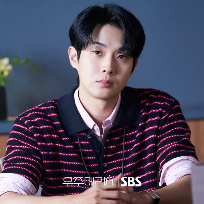 Choi Woo Shik memerankan Kim Woo Joo di drama Korea terbaru SBS Would You Marry Me.