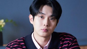 Potret Choi Woo Shik sebagai Kim Woo Joo di drakor Would You Marry Me yang akan tayang mulai Oktober 2025. (Foto: dok. SBS)