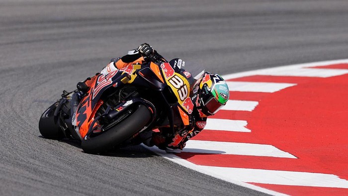 BARCELONA, SPAIN - SEPTEMBER 5: 33 Brad Binder from South Africa of Red Bull KTM Factory Racing with KTM RC16 during the   MotoGP Of Catalunya  Free Practice at the Catalunya on September 5, 2025 in Barcelona Spain (Photo by David Ramirez/Soccrates/Getty Images)