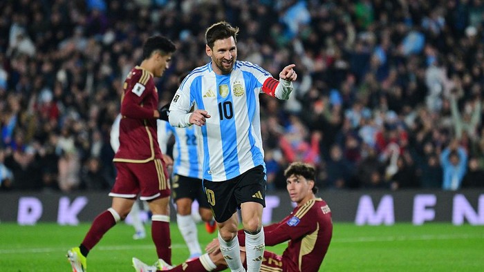 BUENOS AIRES, ARGENTINA - SEPTEMBER 04: Lionel Messi of Argentina celebrates after scoring the teams third goal during the South American FIFA World Cup 2026 Qualifier match between Argentina and Venezuela at Estadio Más Monumental Antonio Vespucio Liberti on September 04, 2025 in Buenos Aires, Argentina. (Photo by Marcelo Endelli/Getty Images)