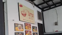 Bakmie Ling ling ada di dalam Puri Indah, tepatnya di Jalan Kembang Elok I Nomor 30. Kamu bisa pesan lewat ojek online atau makan di tempat dengan area yang sederhana tapi nyaman. Foto: MR Chia/Google Image